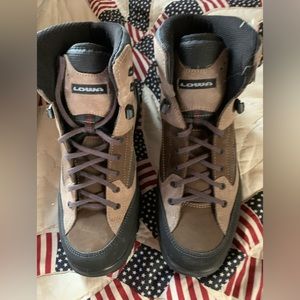 Brand new in box LOWA hiking boots size 9 men’s. DRI-LEX lining technology